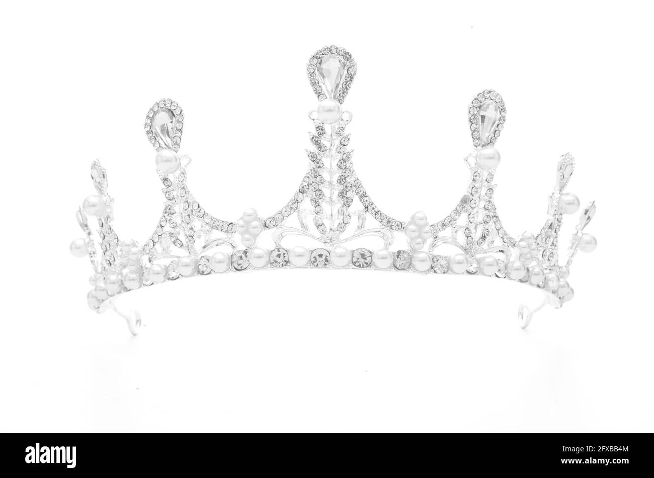 Tiara mit Perlen isoliert auf weißem Hintergrund Stockfoto