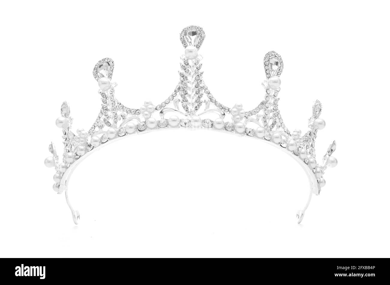 Tiara mit Perlen isoliert auf weißem Hintergrund Stockfoto