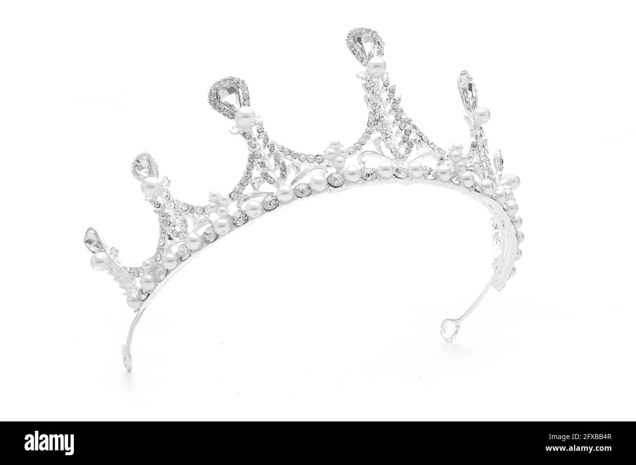 Tiara mit Perlen isoliert auf weißem Hintergrund Stockfoto