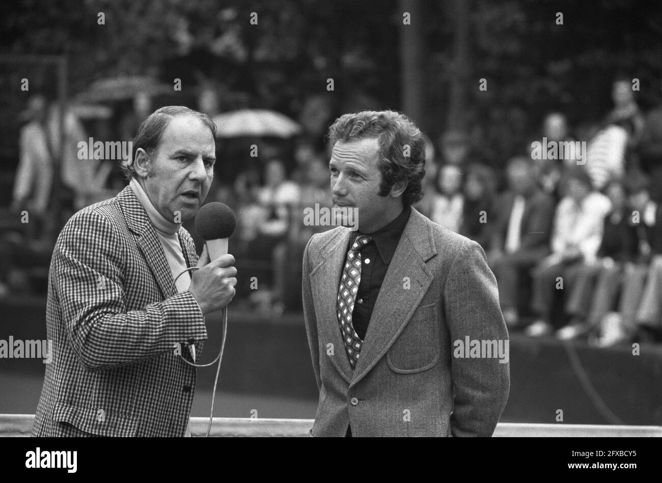 International Tennis Championships, Milk House, Willem Duys (links) Interviews Tom Okker, 22. Juli 1973, Tennis, Championships, Niederlande, Presseagentur des 20. Jahrhunderts, Foto, Nachrichten zum erinnern, Dokumentarfilm, historische Fotografie 1945-1990, visuelle Geschichten, Menschliche Geschichte des zwanzigsten Jahrhunderts, Momente in der Zeit festzuhalten Stockfoto