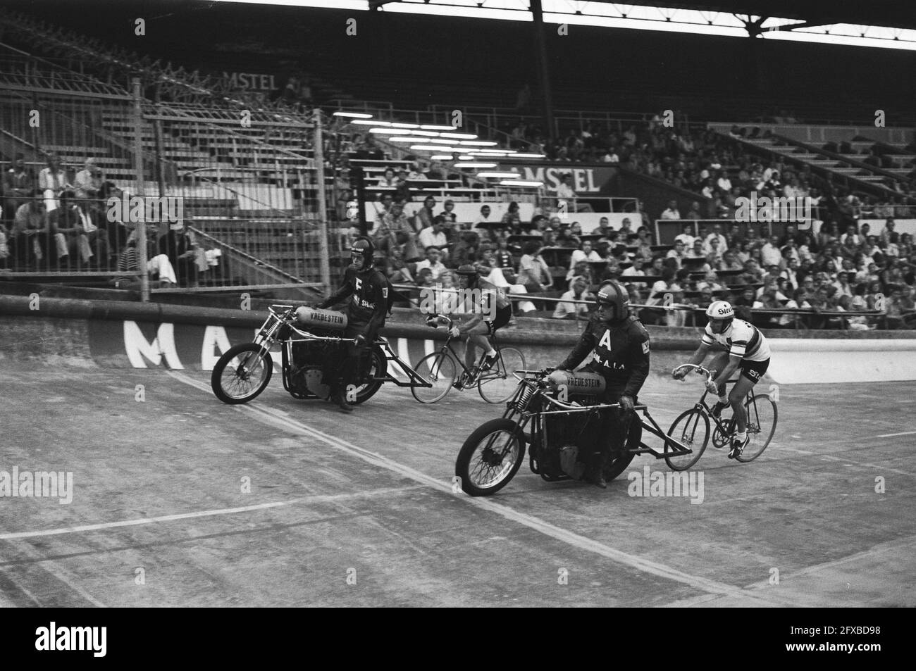 Internationale Radrennen in OS in Adam, erste Etappe für den Großen Preis von Amsterdam, Rene Pijnen gewinnt gerade über deutschen Kemper mit Koch, 23. Juni 1976, Stadien, Radfahren, Niederlande, Presseagentur des 20. Jahrhunderts, Foto, Nachrichten zum erinnern, Dokumentarfilm, historische Fotografie 1945-1990, visuelle Geschichten, Menschliche Geschichte des zwanzigsten Jahrhunderts, Momente in der Zeit festzuhalten Stockfoto