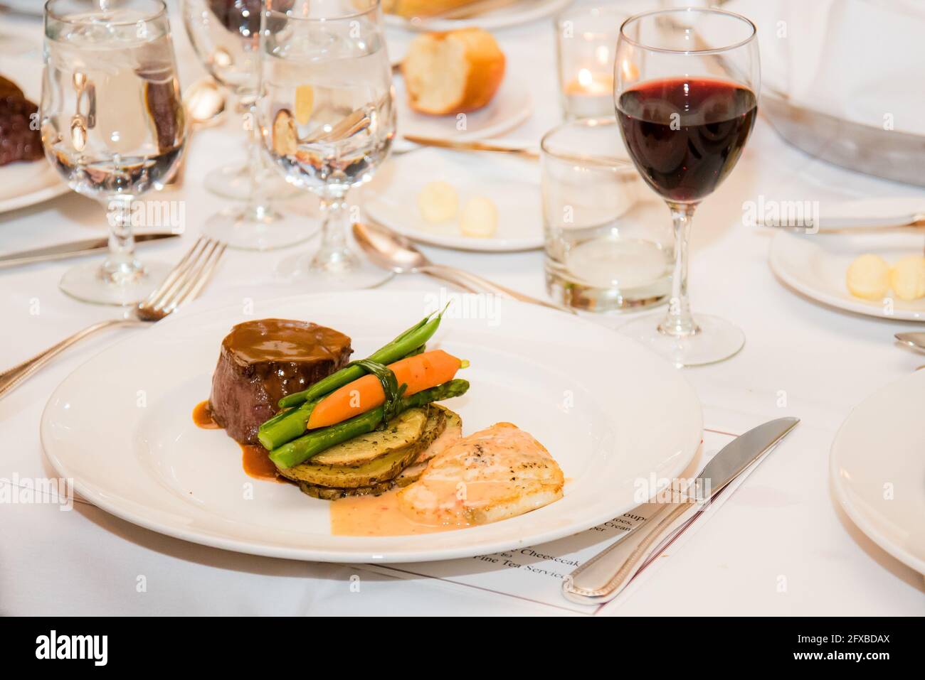 Steakkartoffeln und Gemüse mit Rotwein überzogen Stockfoto