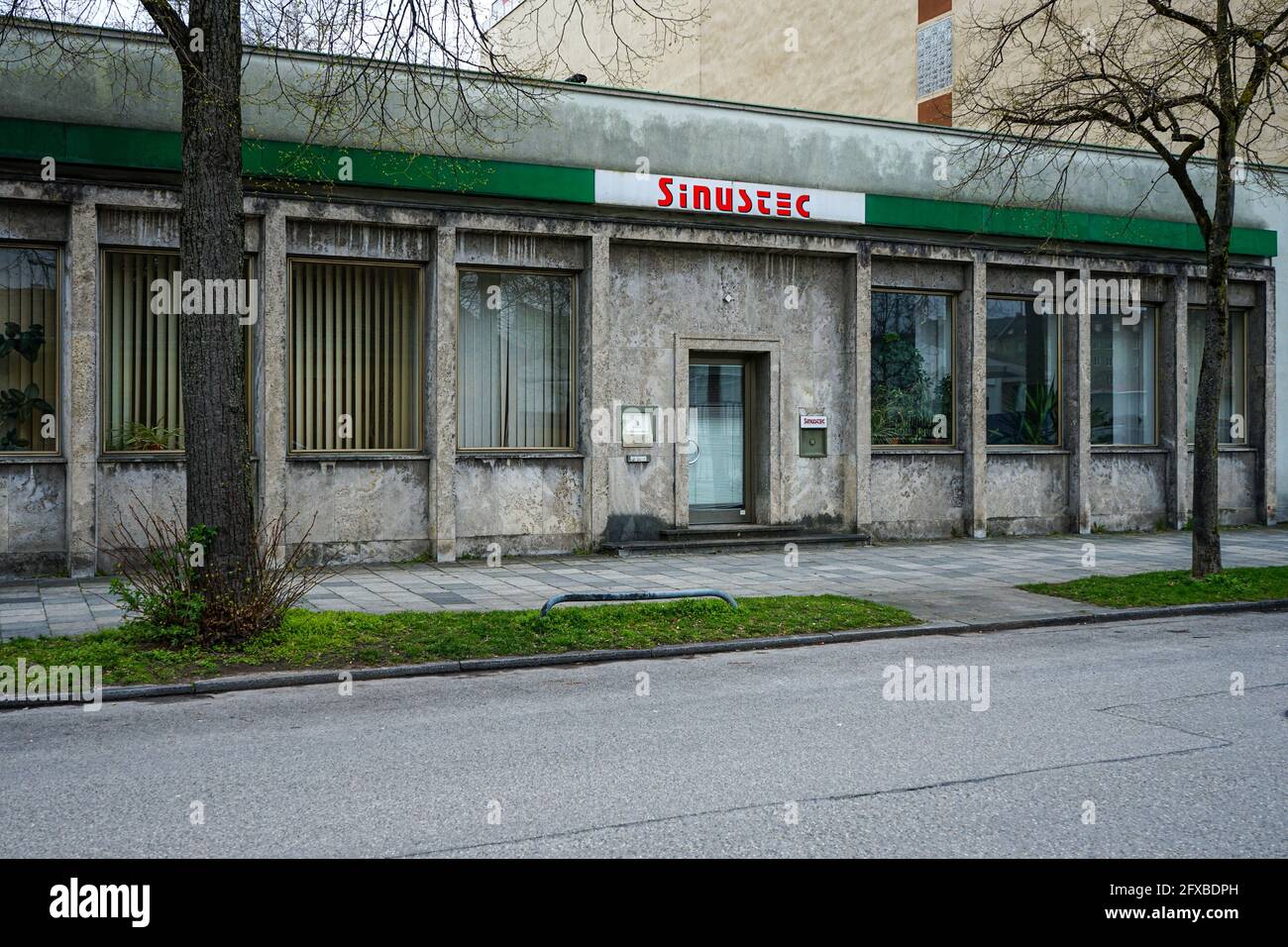 Leerstehende ehemalige Einzelhandelsgeschäfte in München Sendling in der Nähe der Großmarkthalle München. Stockfoto