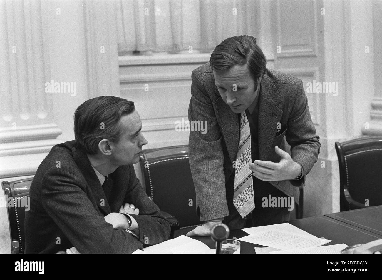 Interpellation im Repräsentantenhaus zur Verlagerung von Teilübersetzungen von CBS an Heerlen, Minister Langman (links) und Dr. J. Terlouw (D66), 24. Januar 1973, Interpellations, Minister, Umzüge, Niederlande, Foto der Presseagentur des 20. Jahrhunderts, zu erinnerende Nachrichten, Dokumentarfilm, historische Fotografie 1945-1990, visuelle Geschichten, Menschliche Geschichte des zwanzigsten Jahrhunderts, Momente in der Zeit festzuhalten Stockfoto