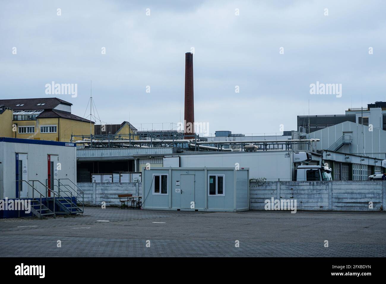 Blick auf ein Industriegebiet im Münchner Stadtteil Obersendling, das sich im Wandel befindet. Stockfoto