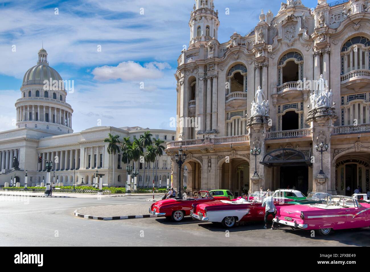 Havanna, Kuba 16. Januar 2020: Fröhliche Touristen, die während ihrer Urlaubszeit eine Taxifahrt in berühmten, farbenfrohen kubanischen Vintage-Taxis entlang des Paseo del Prado, El Capitolio und des historischen Stadtzentrums von Havanna genießen Stockfoto