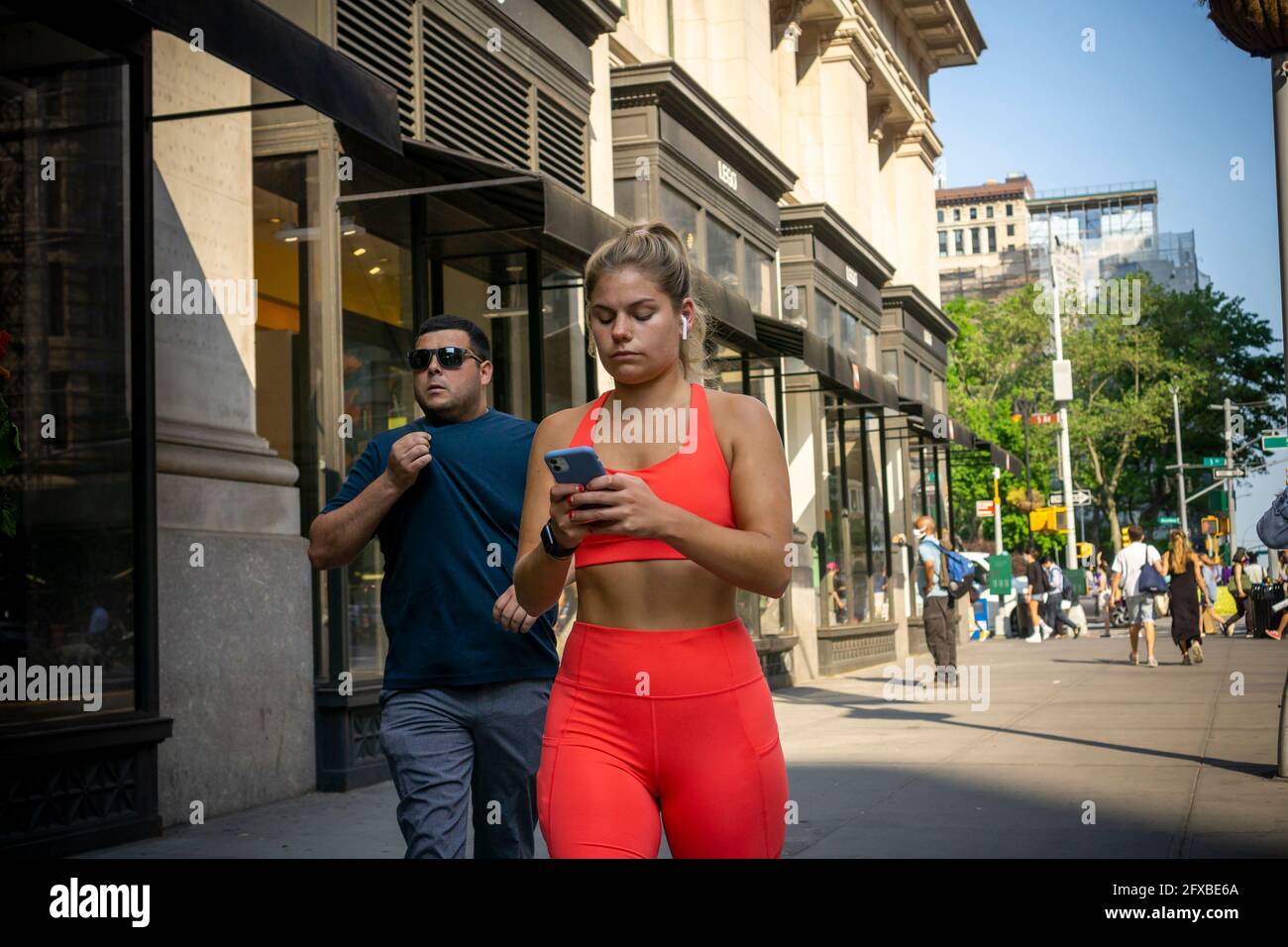 Maskenlose Menschen im Viertel Flatiron in New York am Mittwoch, den 19. Mai 2021. New York hat entspannte Maskenmandate, die es den meisten Outdoor-Aktivitäten erlauben, maskenfrei zu sein, sowie viele Innenräume, mit Einschränkungen. (© Richard B. Levine) Stockfoto