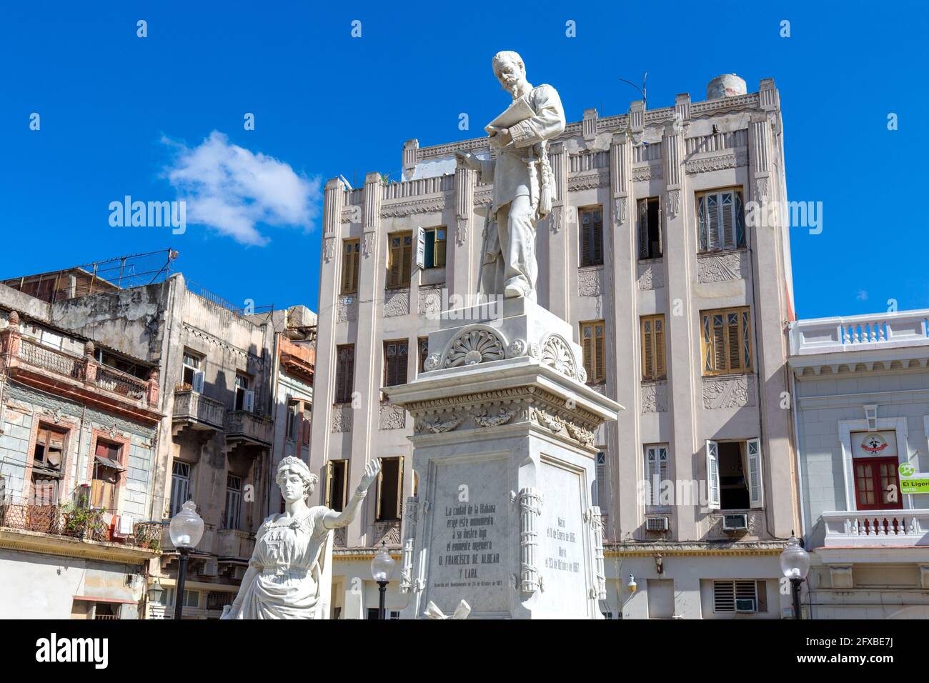 Havanna, Kuba 16. Dezember 2019: Statue von Jose Marti in Havanna Central Park plaza befindet sich zwischen El Capitolio und der zentralen Straße, Paseo del Prado Stockfoto