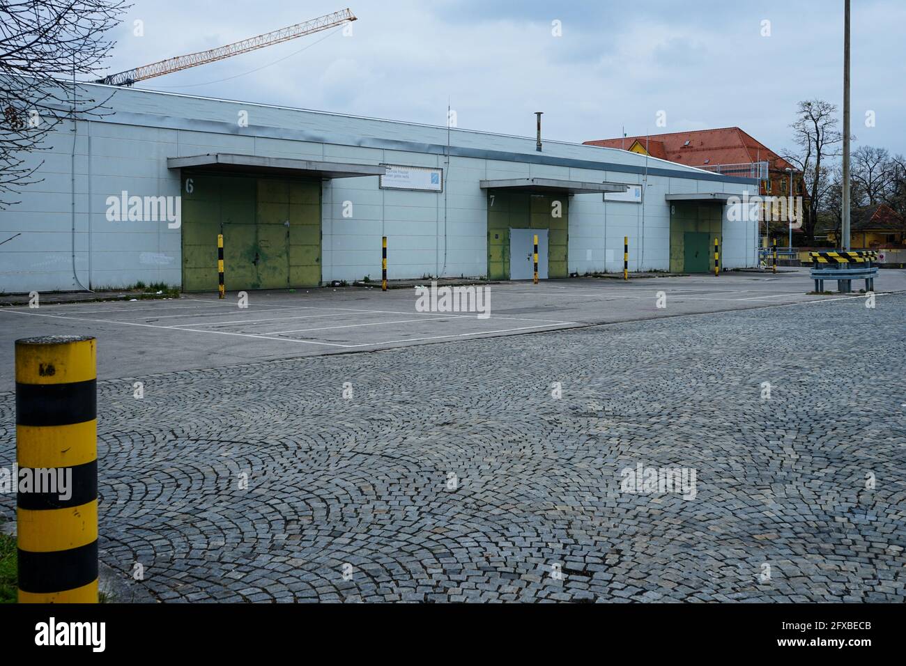 Blick auf ein Industriegebiet im Münchner Stadtteil Obersendling, das sich im Wandel befindet. Stockfoto