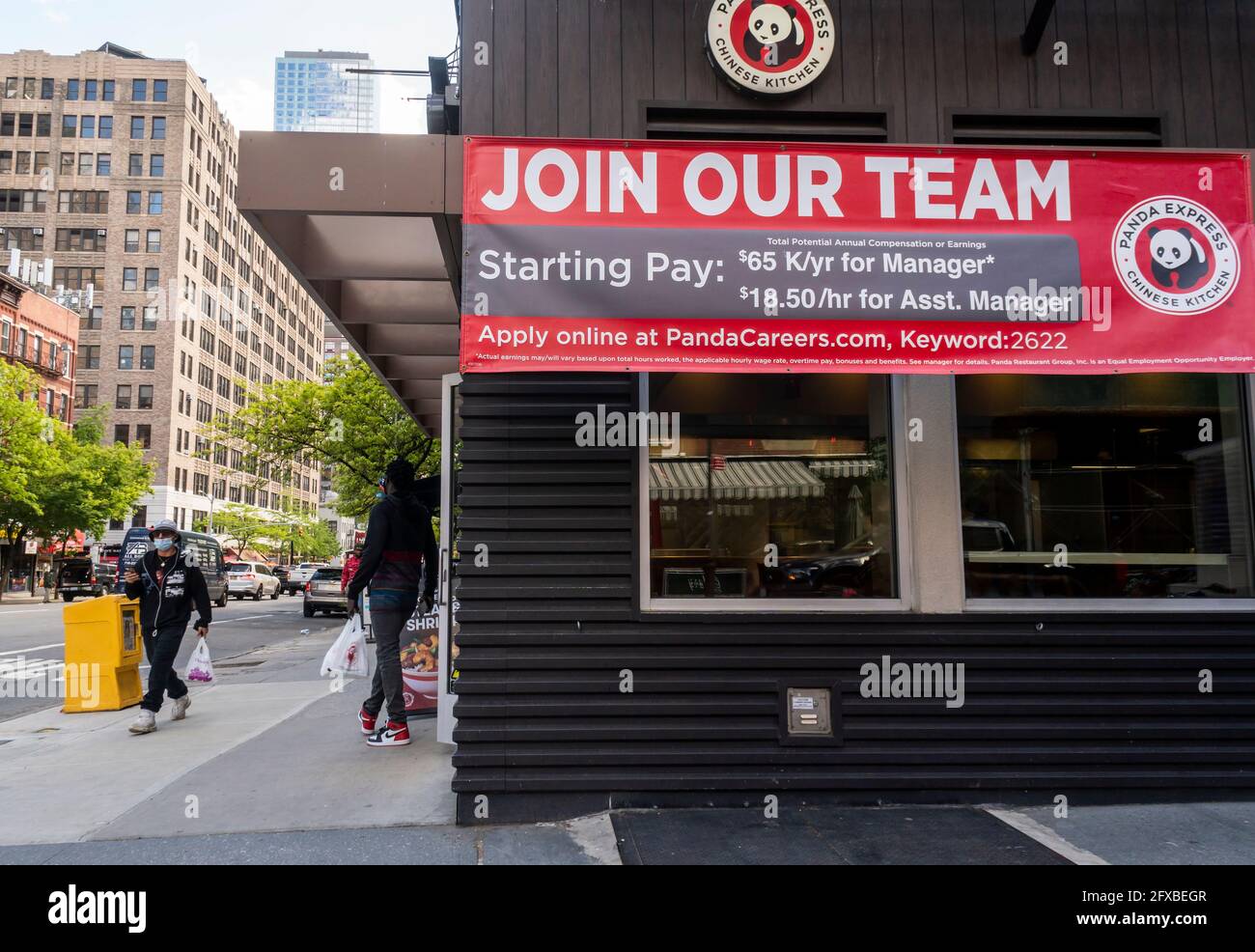 Am Mittwoch, den 12. Mai 2021, hängt vor einem rPanda Express Restaurant in Hell’s Kitchen in New York ein „Join our Team“-Einstellschild. (© Richard B. Levine) Stockfoto