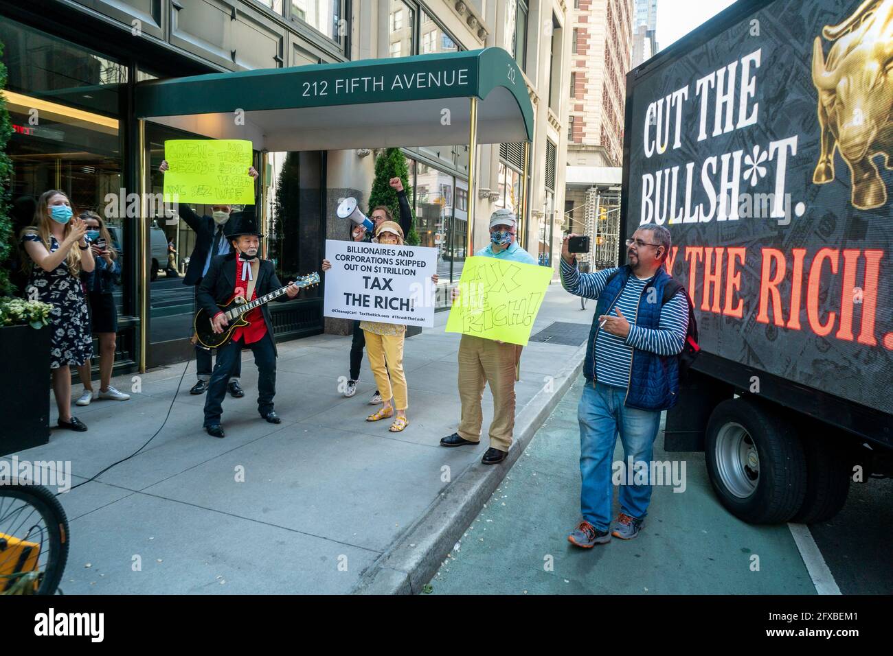 Demonstranten von Patriotischen Millionären veranstalten am Montag, den 17. Mai 2021, eine „Tax the Rich“-Kundgebung vor dem Wohnhaus von Jeff Bezos in Nomad in New York. Die Gruppe nutzt den Steuertag, um die Änderung des Steuercodes zu fordern, um die Reichen zur Zahlung ihres fairen Anteils zu verpflichten. (© Richard B. Levine) Stockfoto