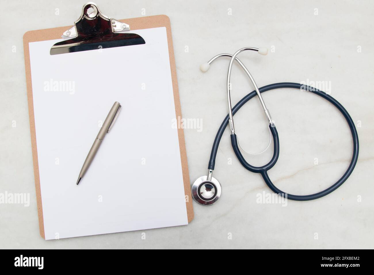 Draufsicht auf die medizinische Berichtsmappe und das Stethoskop Stockfoto