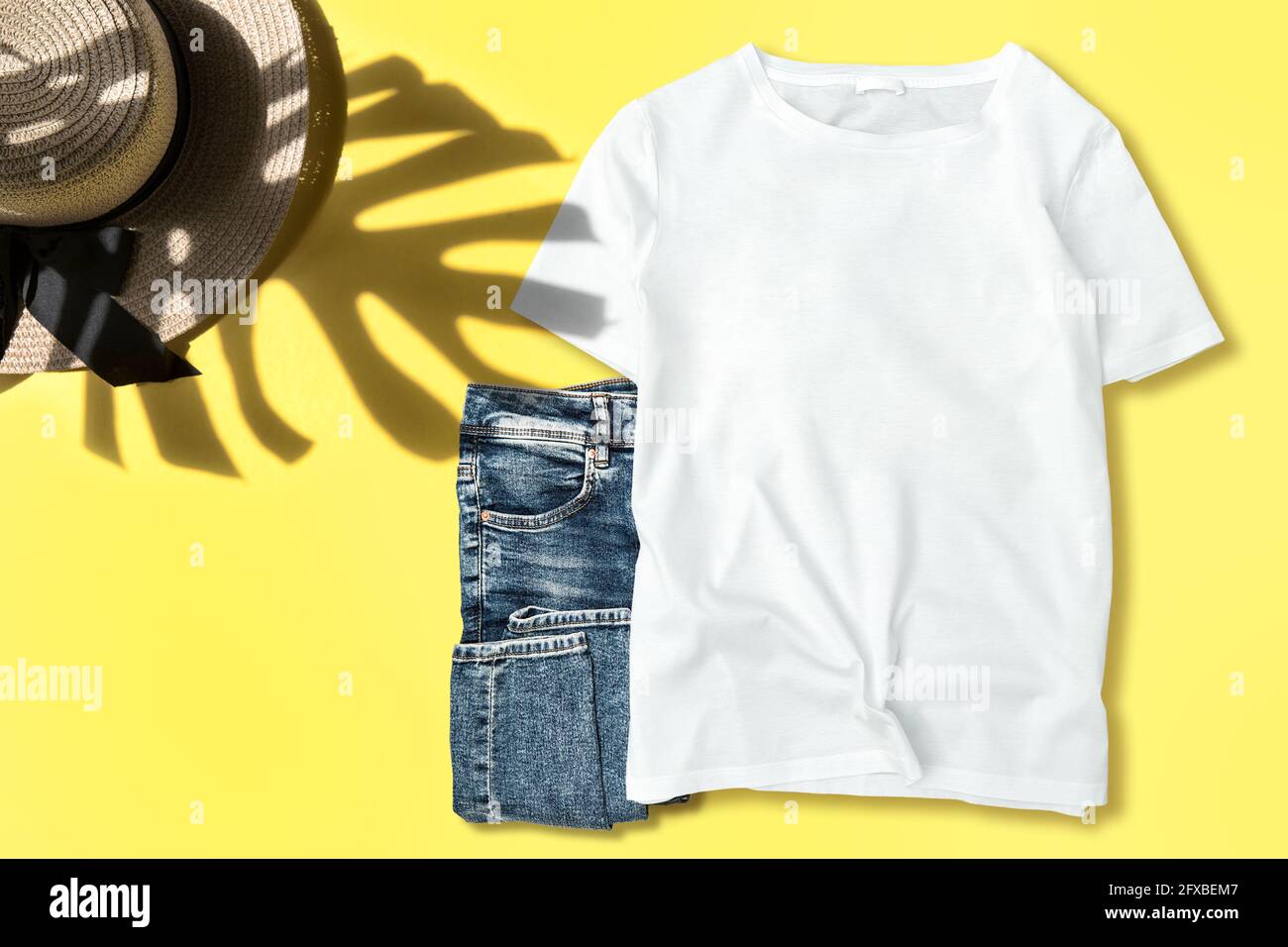Weißes unifarbenes Unisex-T-Shirt im Nachbau-Modell. Mode Sommer flach Lay Stockfoto