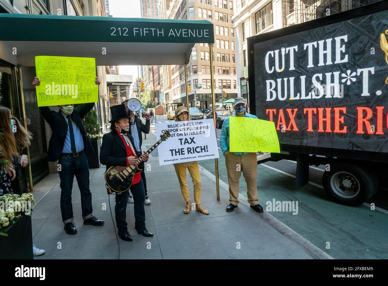 Demonstranten von Patriotischen Millionären veranstalten am Montag, den 17. Mai 2021, eine „Tax the Rich“-Kundgebung vor dem Wohnhaus von Jeff Bezos in Nomad in New York. Die Gruppe nutzt den Steuertag, um die Änderung des Steuercodes zu fordern, um die Reichen zur Zahlung ihres fairen Anteils zu verpflichten. (© Richard B. Levine) Stockfoto