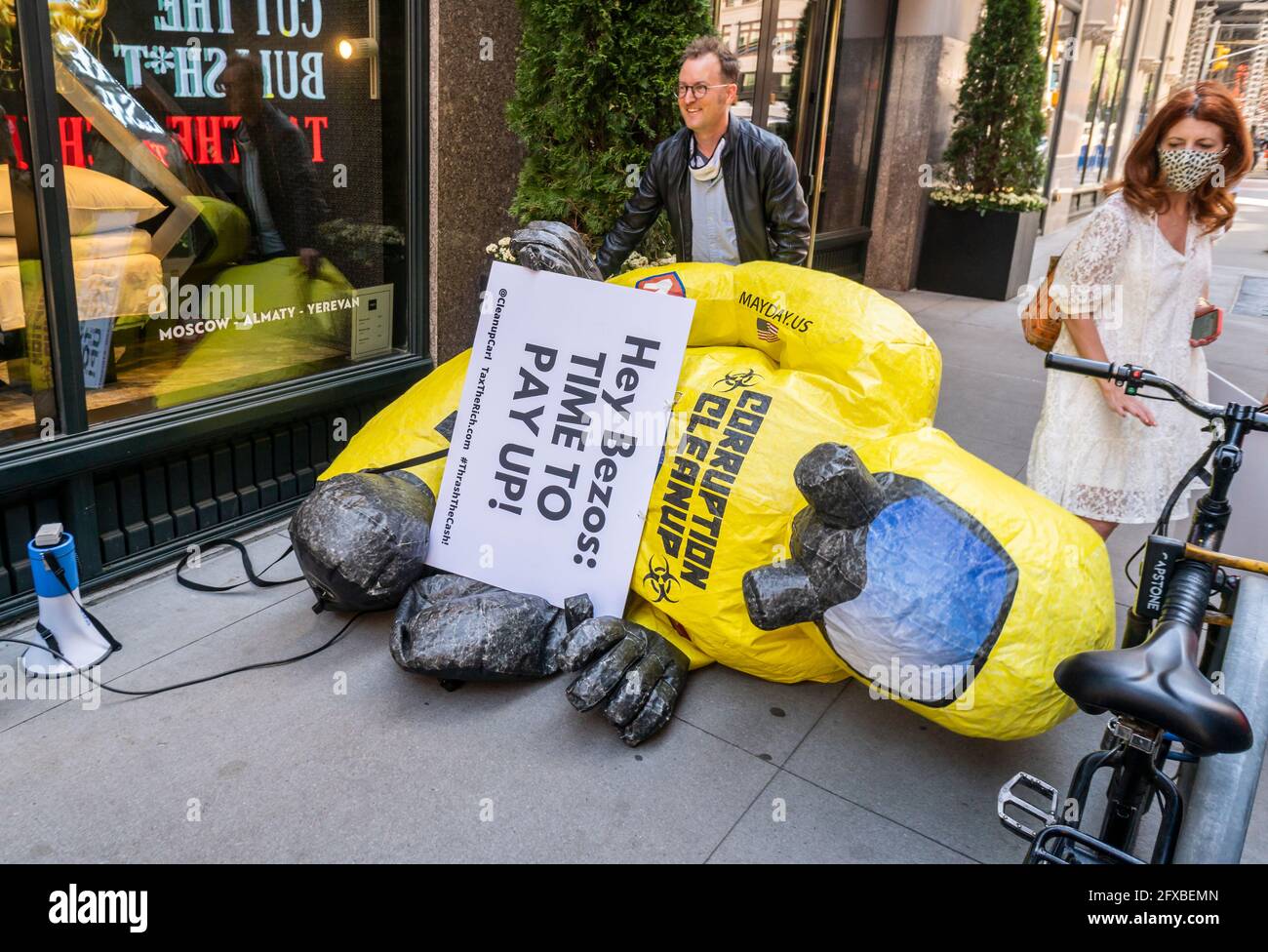 Demonstranten von Patriotischen Millionären veranstalten am Montag, den 17. Mai 2021, eine „Tax the Rich“-Kundgebung vor dem Wohnhaus von Jeff Bezos in Nomad in New York. Die Gruppe nutzt den Steuertag, um die Änderung des Steuercodes zu fordern, um die Reichen zur Zahlung ihres fairen Anteils zu verpflichten. (© Richard B. Levine) Stockfoto