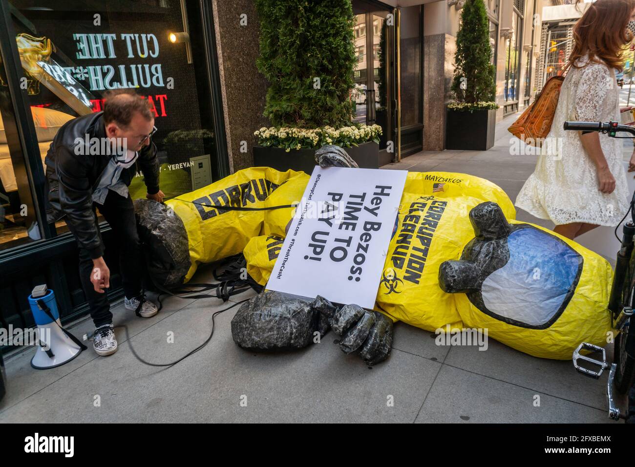 Demonstranten von Patriotischen Millionären veranstalten am Montag, den 17. Mai 2021, eine „Tax the Rich“-Kundgebung vor dem Wohnhaus von Jeff Bezos in Nomad in New York. Die Gruppe nutzt den Steuertag, um die Änderung des Steuercodes zu fordern, um die Reichen zur Zahlung ihres fairen Anteils zu verpflichten. (© Richard B. Levine) Stockfoto
