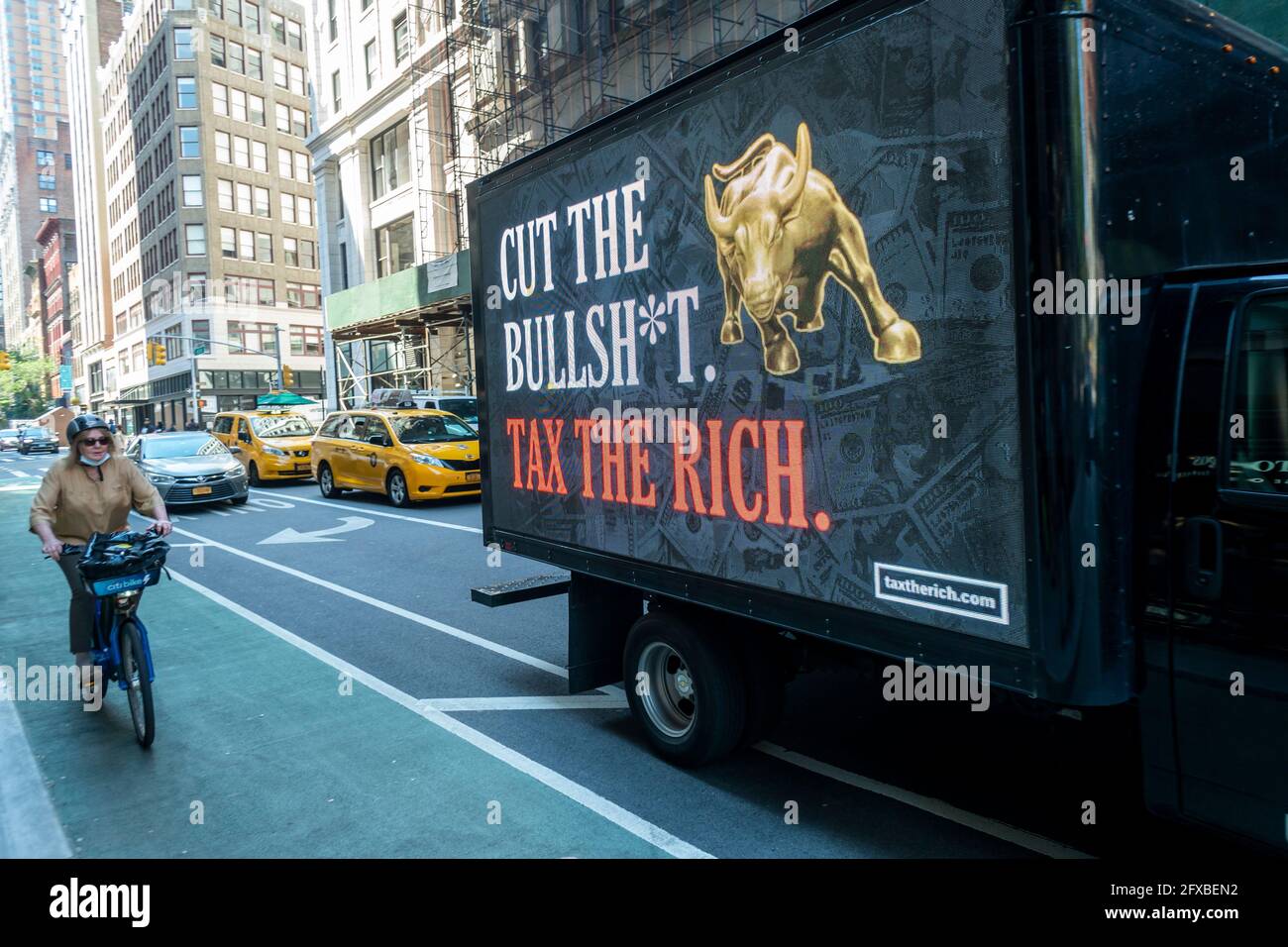 Demonstranten von Patriotischen Millionären veranstalten am Montag, den 17. Mai 2021, eine „Tax the Rich“-Kundgebung vor dem Wohnhaus von Jeff Bezos in Nomad in New York. Die Gruppe nutzt den Steuertag, um die Änderung des Steuercodes zu fordern, um die Reichen zur Zahlung ihres fairen Anteils zu verpflichten. (© Richard B. Levine) Stockfoto