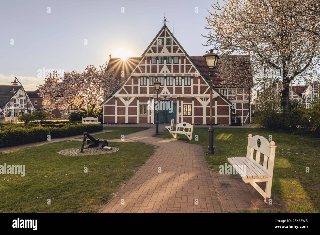 Deutschland, Altes Land, Jork, Jork Rathaus im Frühling bei Sonnenuntergang Stockfoto
