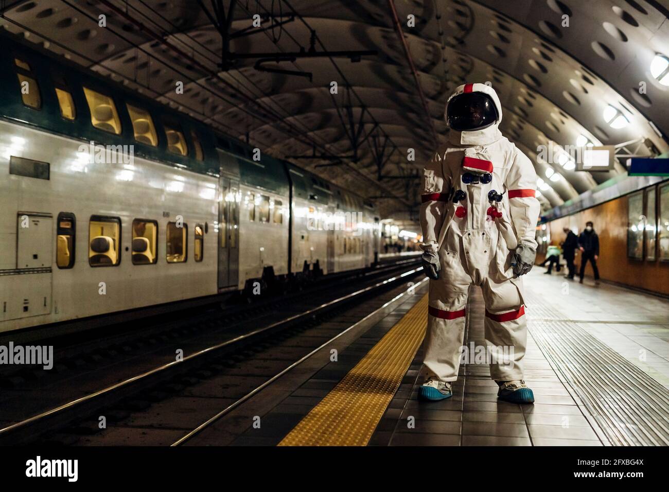 Männlicher Astronaut, der auf der Plattform steht Stockfoto