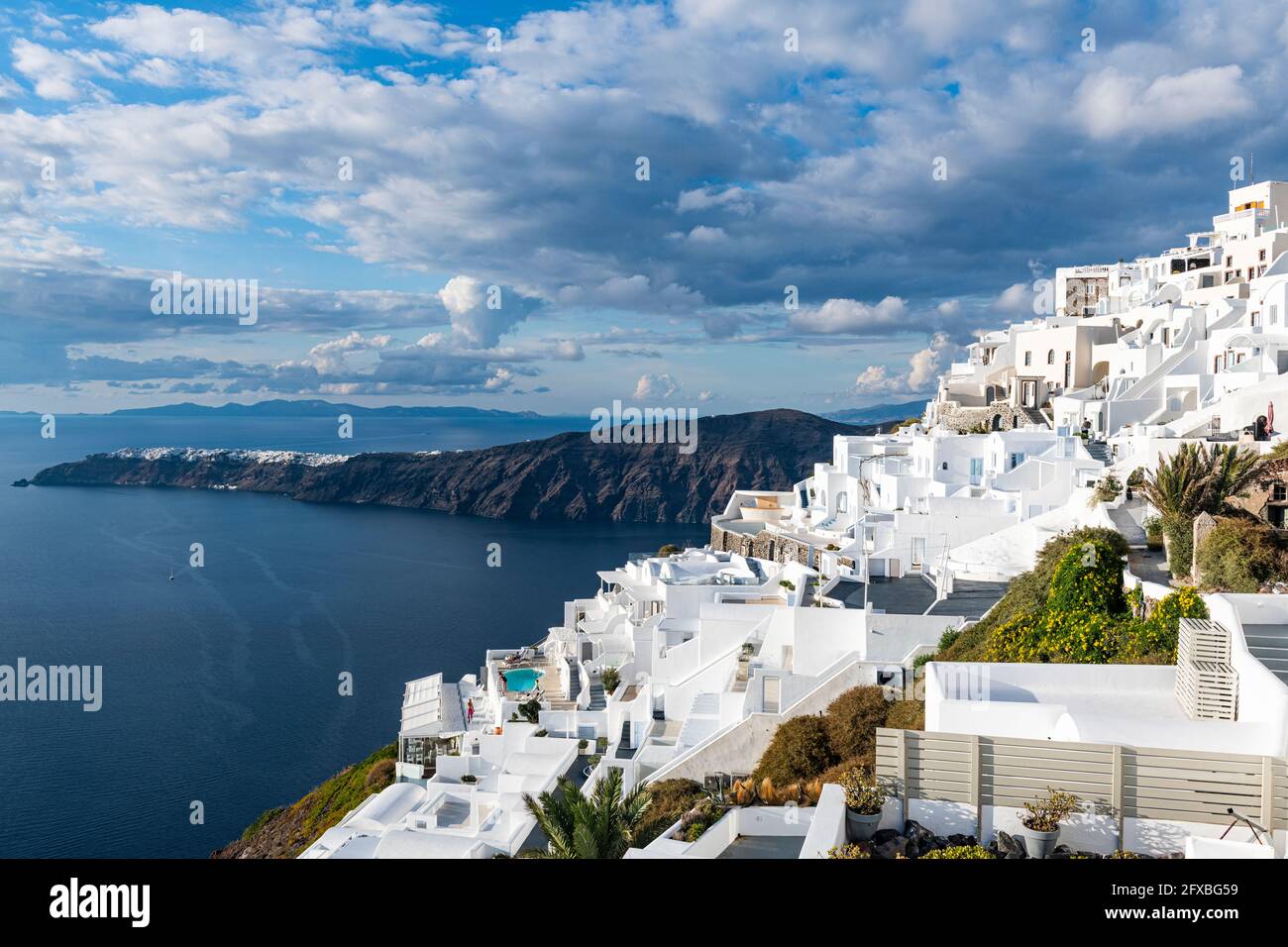 Griechenland, Santorini, Fira, Wolken über weiß getünchten Häusern der Stadt am Rande der Küstenkaldera Stockfoto