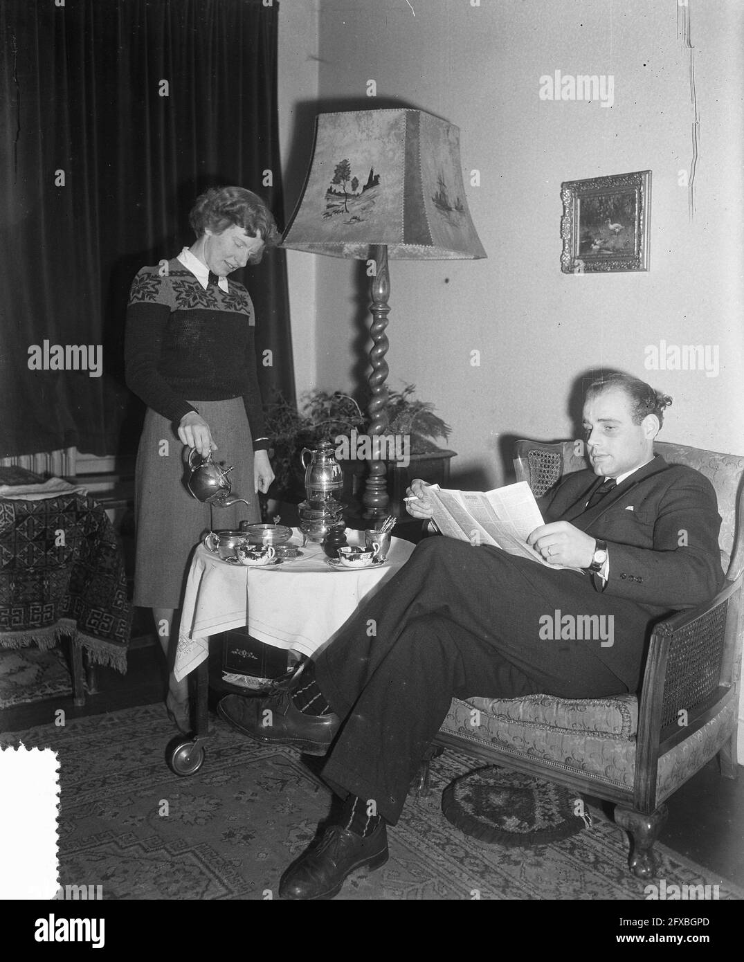 Irma Schuhmacher-Heijting gießt Tee für ihren Mann, 4. Februar 1952, Haushalt, Sport, Schwimmen, Niederlande, Foto der Presseagentur des 20. Jahrhunderts, Nachrichten zum erinnern, Dokumentarfilm, historische Fotografie 1945-1990, visuelle Geschichten, Menschliche Geschichte des zwanzigsten Jahrhunderts, Momente in der Zeit festzuhalten Stockfoto
