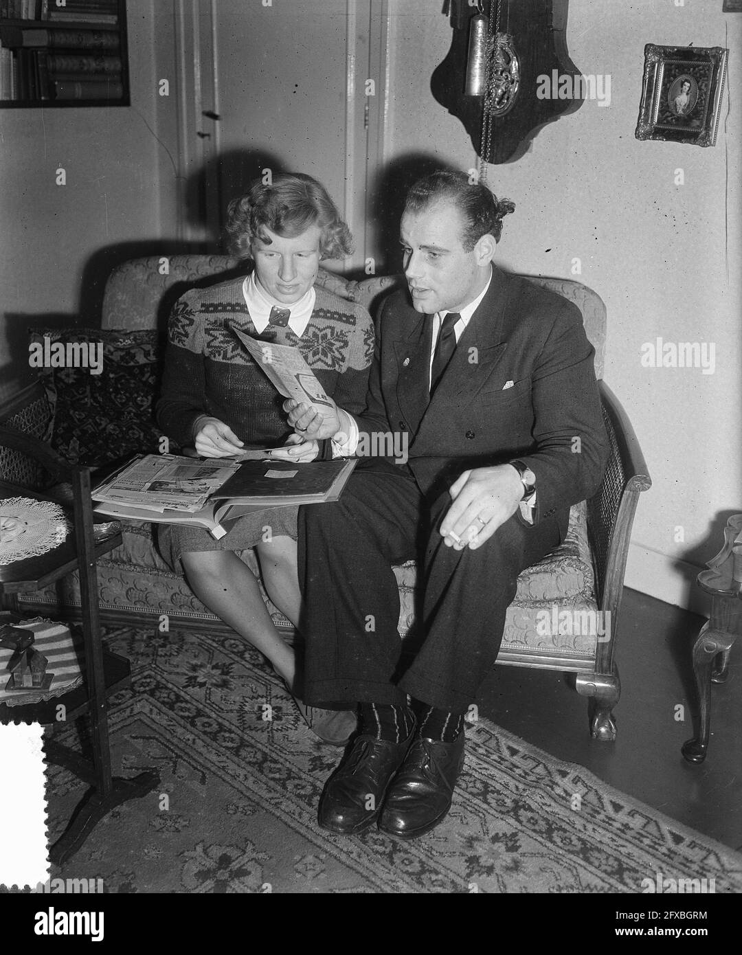 Irma Schuhmacher-Heijting beim Blick auf Fotoalbum mit Ehemann, 4. Februar 1952, Fotoalben, Sport, Schwimmen, Niederlande, Foto der Presseagentur des 20. Jahrhunderts, Nachrichten zum erinnern, Dokumentarfilm, historische Fotografie 1945-1990, visuelle Geschichten, Menschliche Geschichte des zwanzigsten Jahrhunderts, Momente in der Zeit festzuhalten Stockfoto