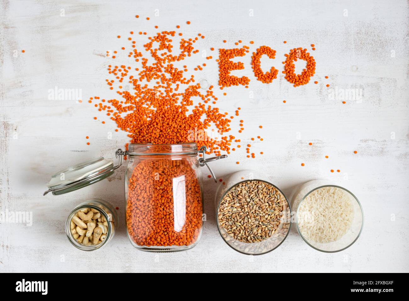 Variation von getrockneten Lebensmitteln mit Eco-Text auf texturiertem Hintergrund Stockfoto