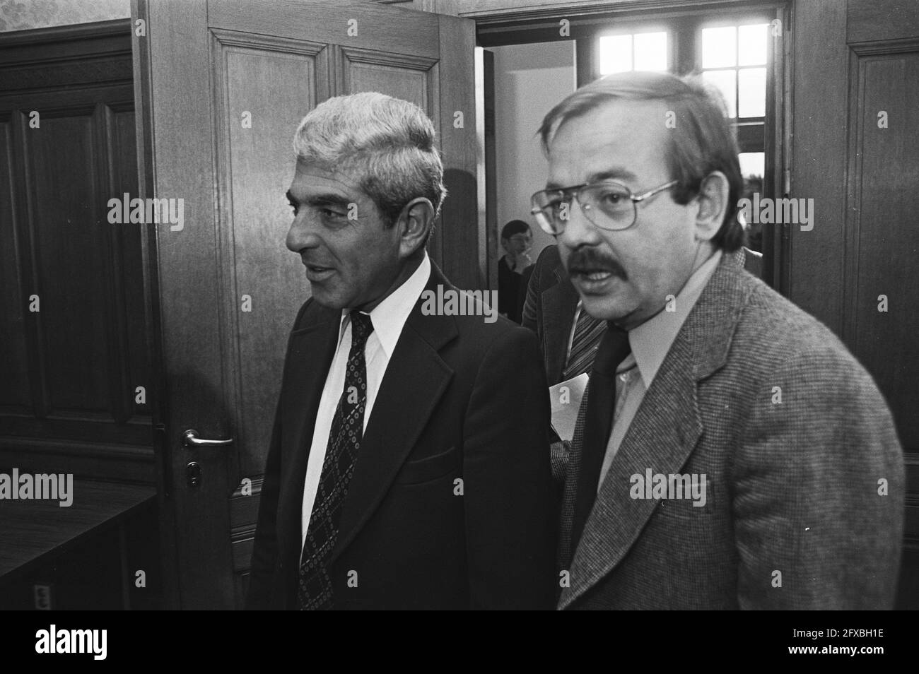 Issam Sartawi (l) und Relus ter Beek, 4. Oktober 1979, Delegierte, Unabhängigkeitskampf, Parlamentarier, Niederlande, Foto der Presseagentur des 20. Jahrhunderts, Nachrichten zur Erinnerung, Dokumentarfilm, historische Fotografie 1945-1990, visuelle Geschichten, Menschliche Geschichte des zwanzigsten Jahrhunderts, Momente in der Zeit festzuhalten Stockfoto