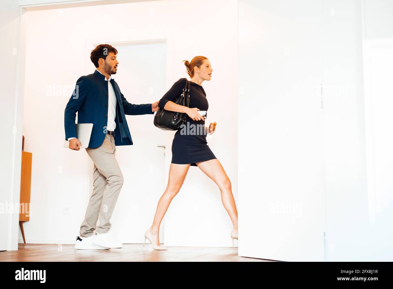 Junge Männer und Frauen, die zu Hause zur Tür gehen Stockfoto