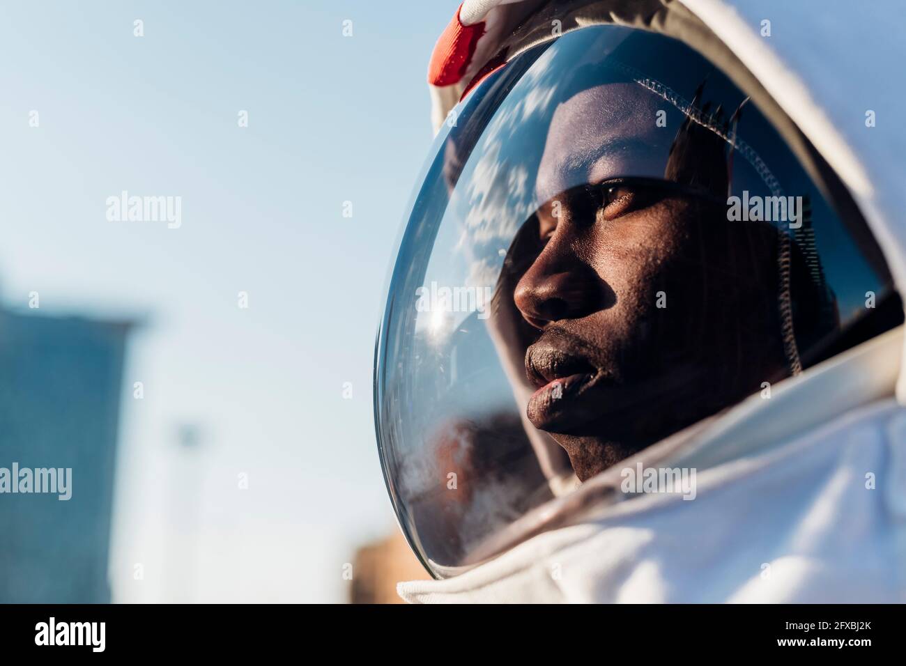 Nachdenklicher Astronaut schaut weg Stockfoto
