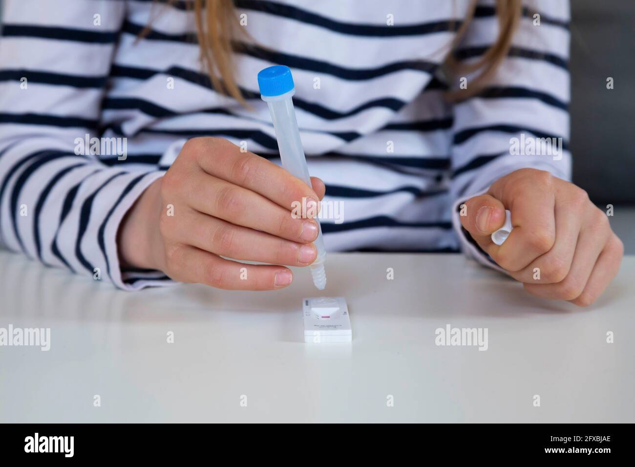 Mädchen mit Test-Kit Analyse Coronavirus Stockfoto