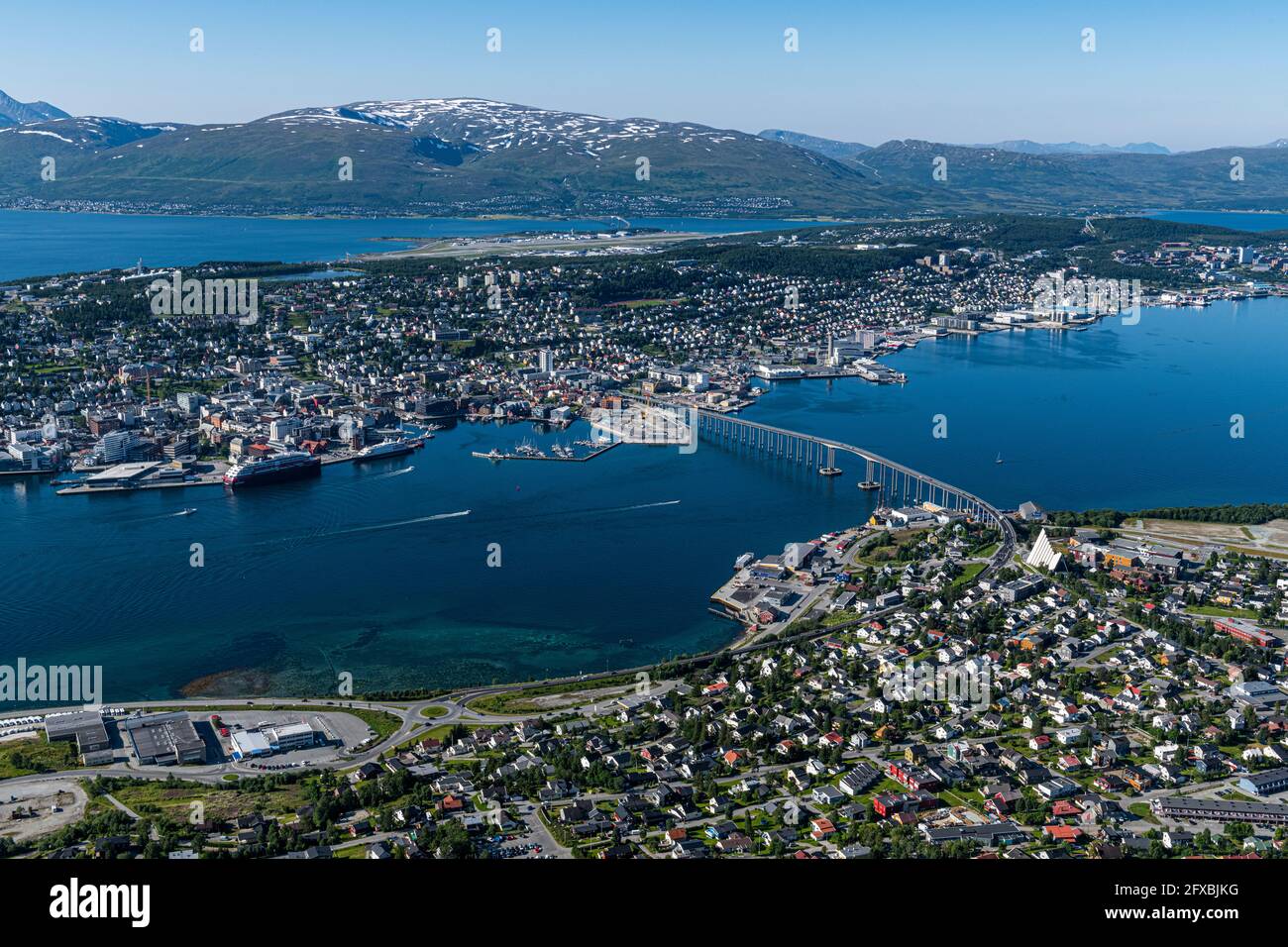 Norwegen, Troms Og Finnmark, Tromso, Küstenstadt vom Fjellstua-Aussichtspunkt aus gesehen Stockfoto