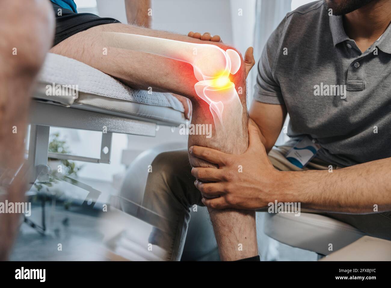 Physiotherapeut überprüft das Kniegelenk des Patienten im Untersuchungsraum Stockfoto