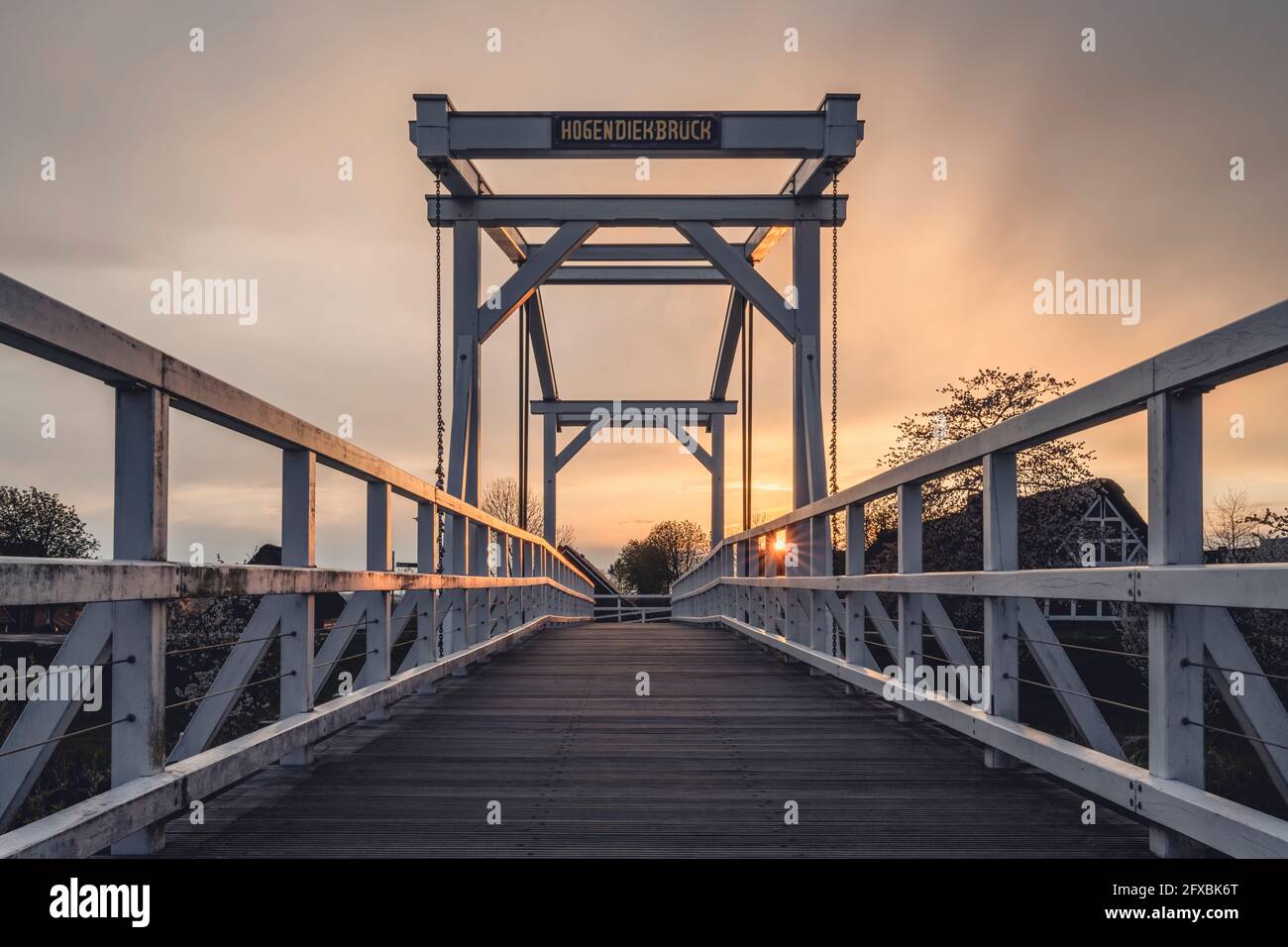 Deutschland, Altes Land, Hogendiekbrücke Holzsteg bei Sonnenuntergang Stockfoto