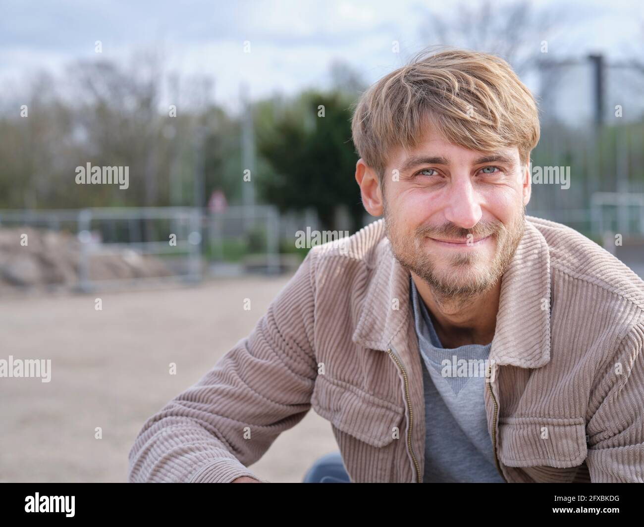 Bärtig schöner Mann lächelt, während er Freizeit im Freien verbringt Stockfoto