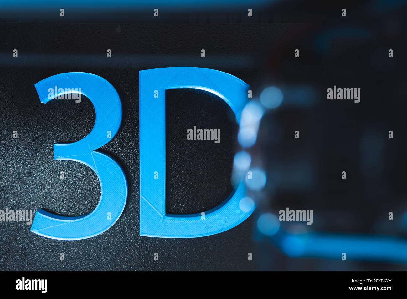 Blauer 3D-Text auf schwarzem Drucker Stockfoto