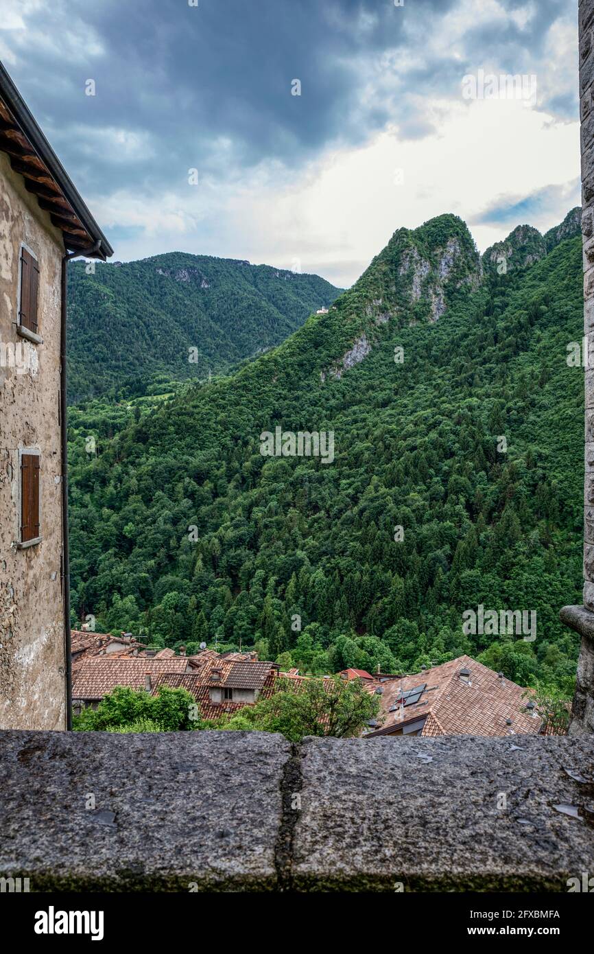 Stadtbild von Bagolino inmitten von Pinien und Bergen in der Provinz Brescia, Lombardei, Italien Stockfoto