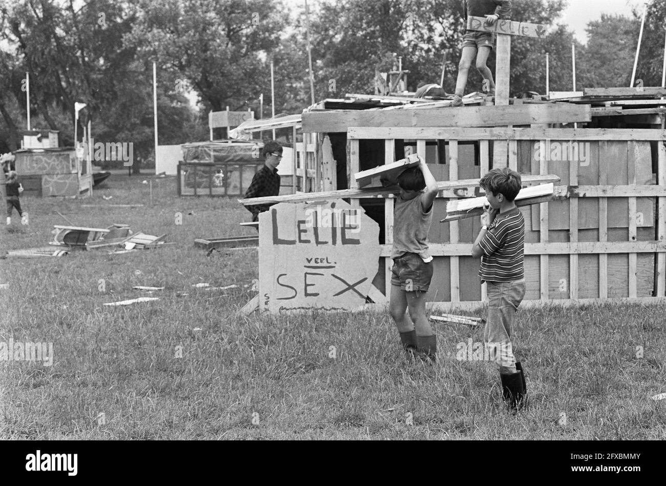 Jugend Den Haag baut Olympisches Dorf. Olympic Village Nachtclub, 11. Juli 1968, Jugend, Dörfer, Niederlande, Presseagentur des 20. Jahrhunderts, Foto, Nachrichten zum erinnern, Dokumentarfilm, historische Fotografie 1945-1990, visuelle Geschichten, Menschliche Geschichte des zwanzigsten Jahrhunderts, Momente in der Zeit festzuhalten Stockfoto