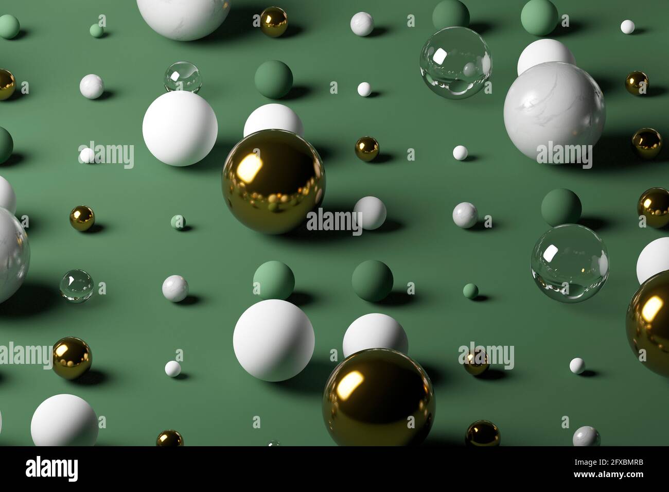 Kugeln aus Gold, Glas und Marmor auf pastellgrünem Hintergrund Stockfoto
