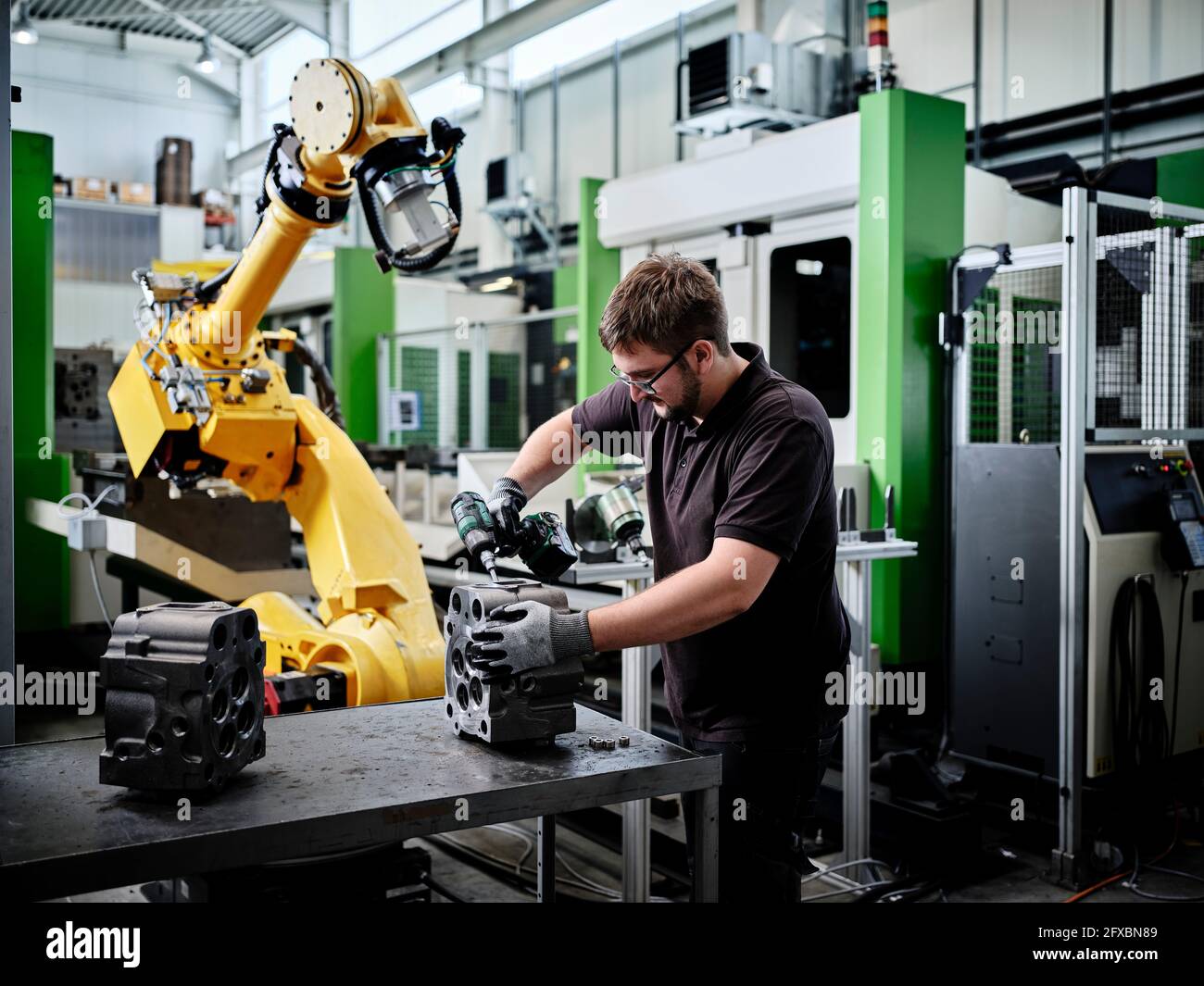 Ingenieur, der mit Anlagen in der Industrie arbeitet Stockfoto