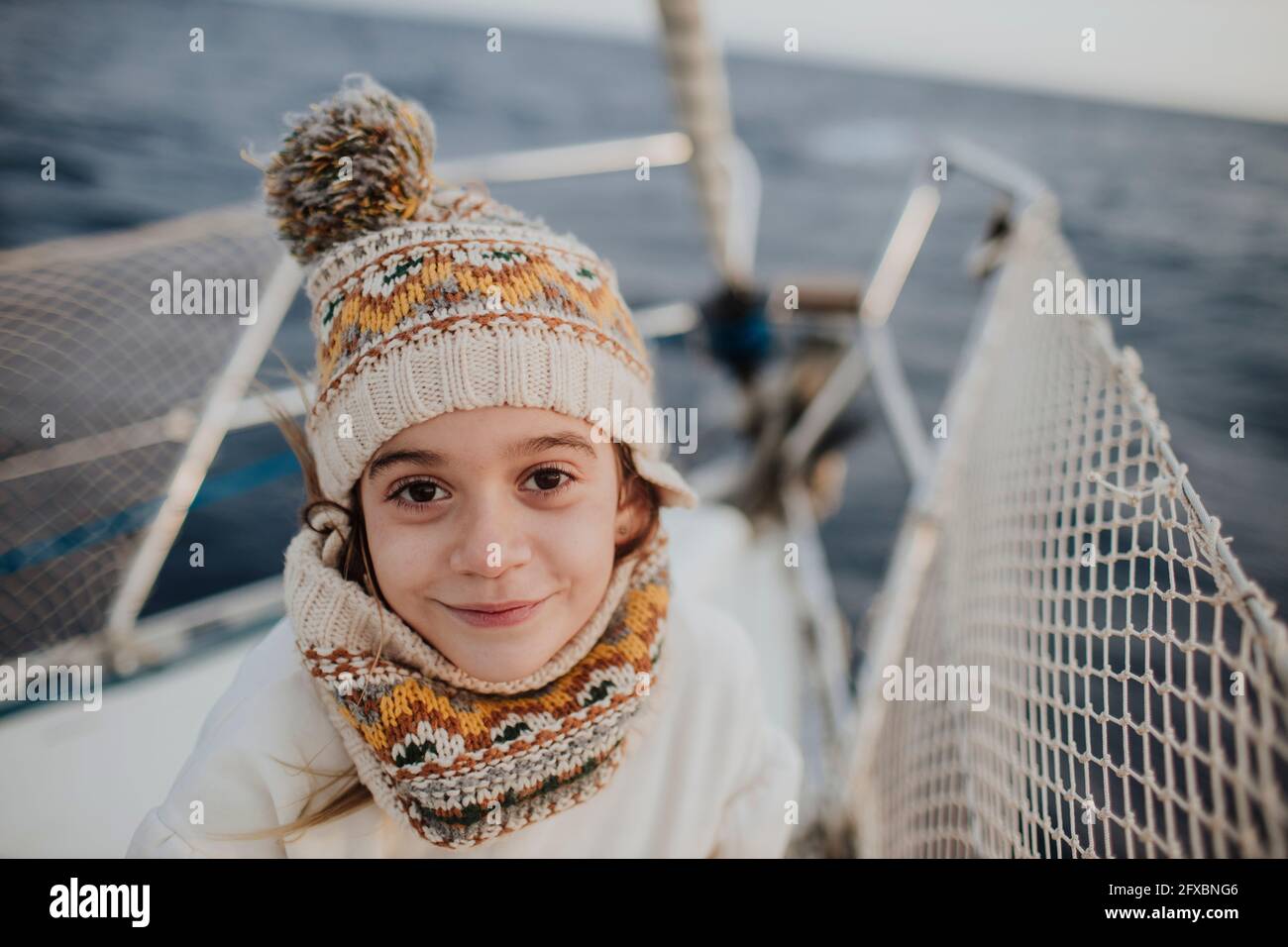 Mädchen, das während des Urlaubs auf dem Boot sitzt Stockfoto