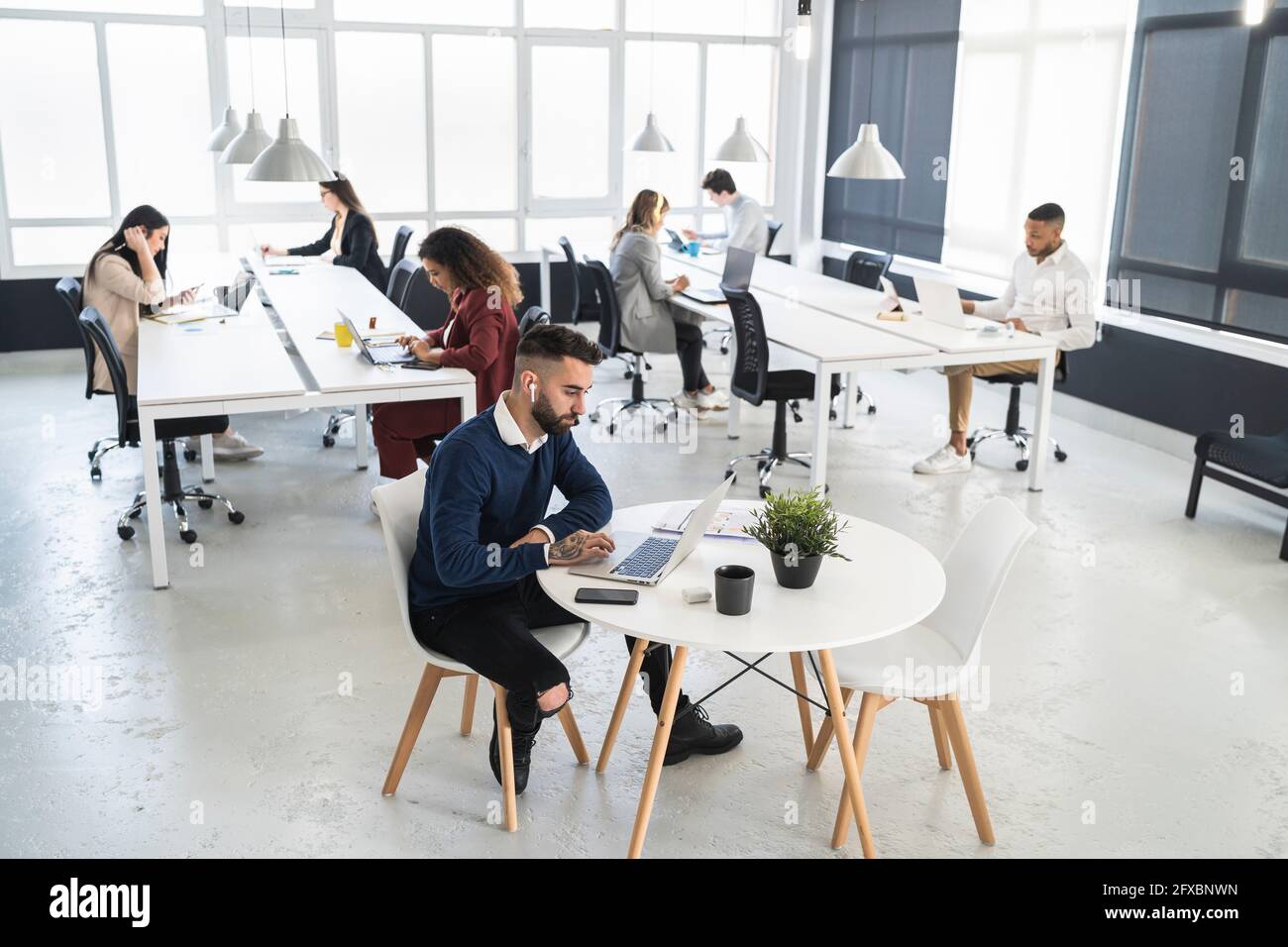 Männliche und weibliche Berufstätige, die im Coworking Office arbeiten Stockfoto