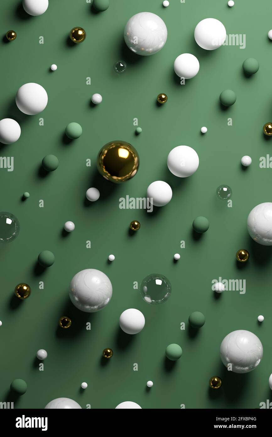 Kugeln aus Gold, Glas und Marmor auf pastellgrünem Hintergrund Stockfoto