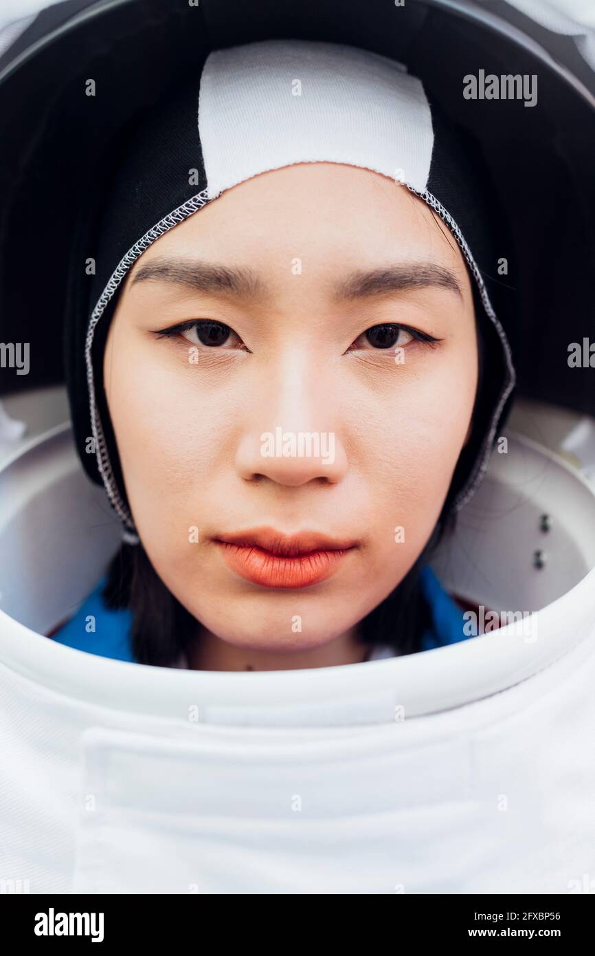 Weibliche Astronautin im Weltraumhelm Stockfoto