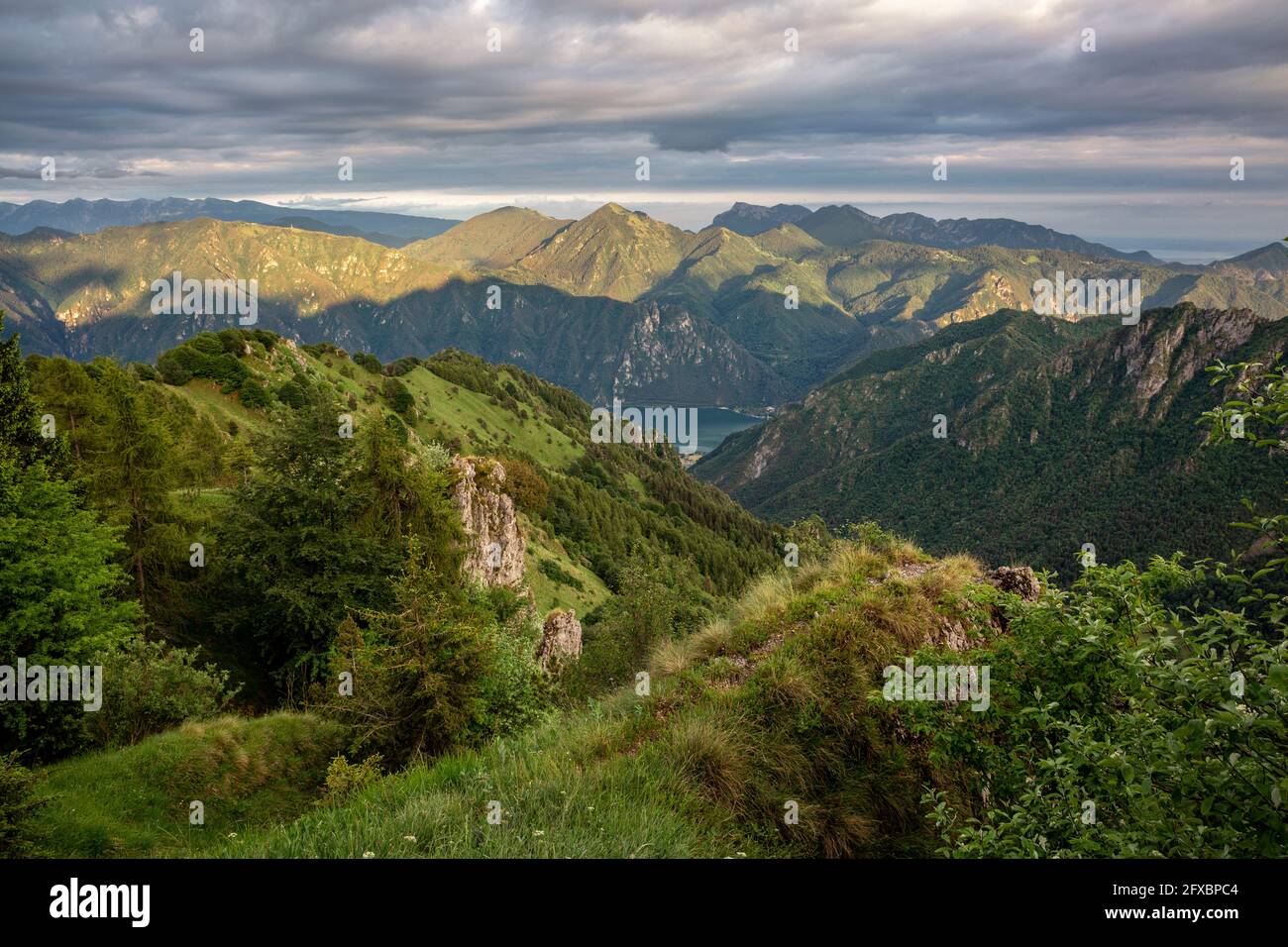 Sonnenlicht über den Bergen am Idrosee und am Gardasee in der Nähe von Tal in der Provinz Brescia, Lombardei, Italien Stockfoto