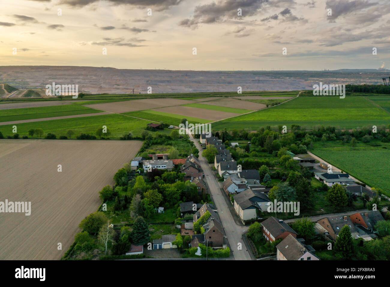 Luftaufnahme des umgesiedelten Geisterdorfes Morschenich-Alt und Hambach von RWE Tagebau Stockfoto