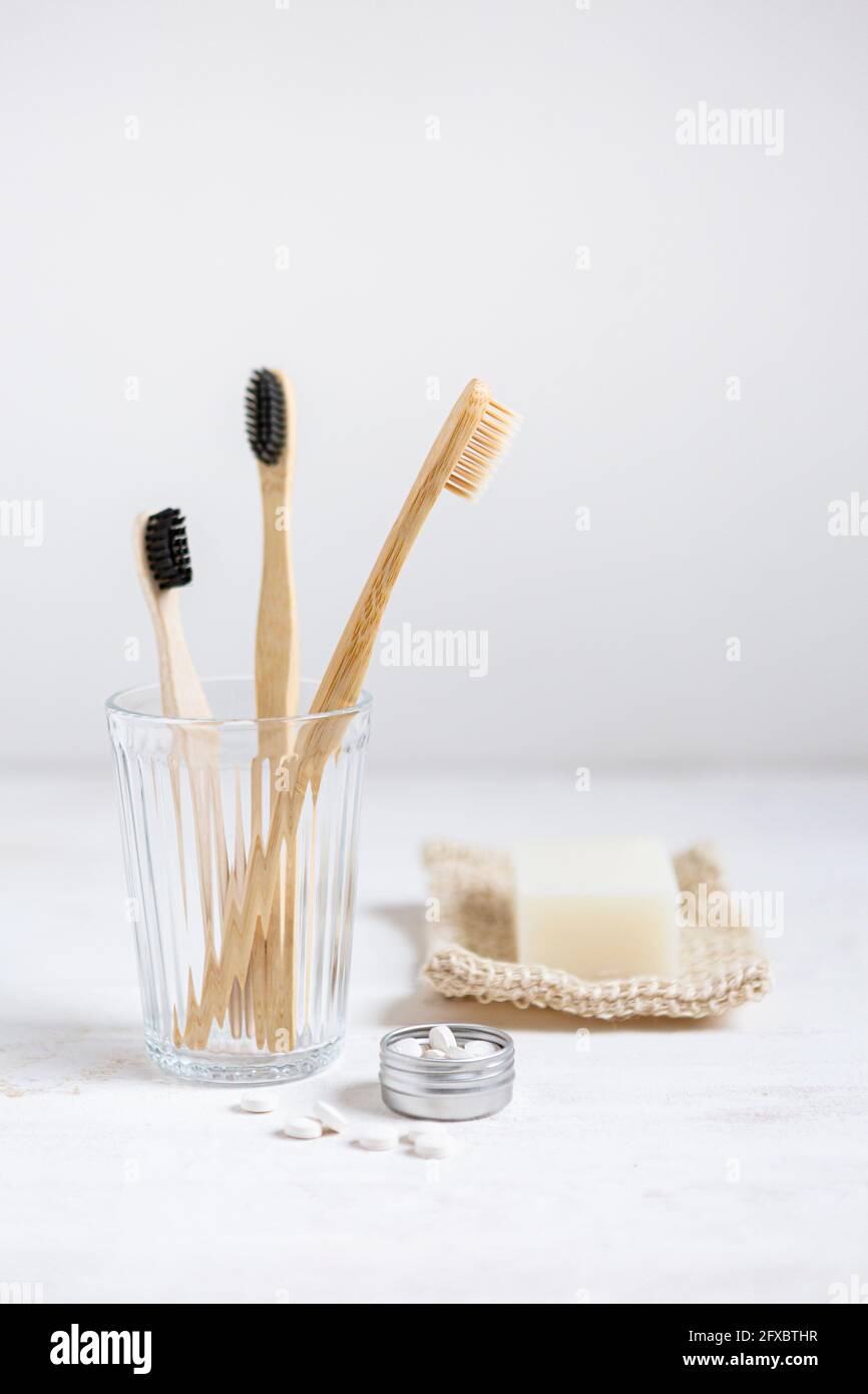 Zahnärztliche Ausrüstung und Beauty-Produkt auf weißem Hintergrund Stockfoto
