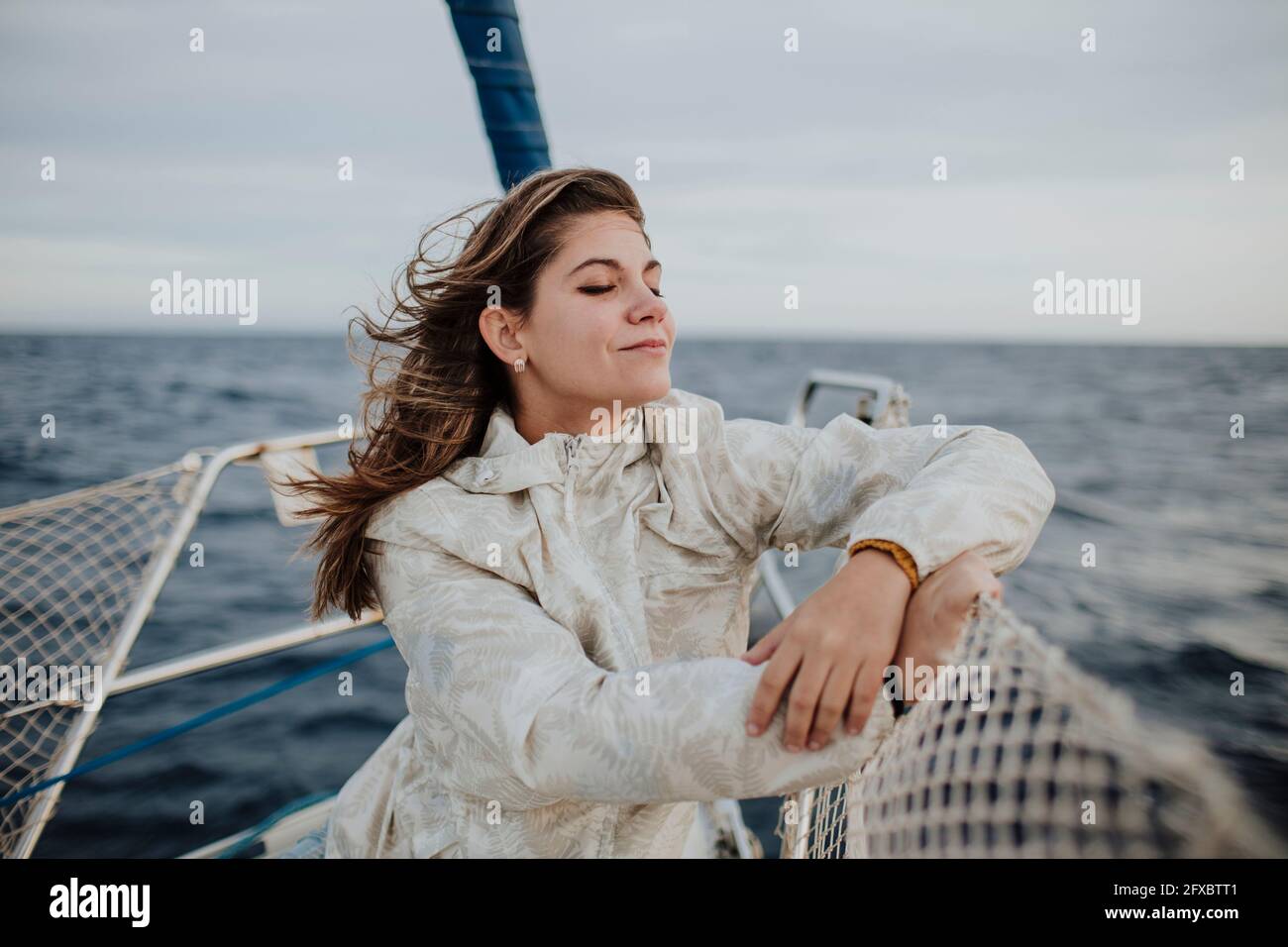 Mutter und Tochter, die während ihres Urlaubs auf dem Segelboot im Meer unterwegs waren, schauten sich die Aussicht an Stockfoto