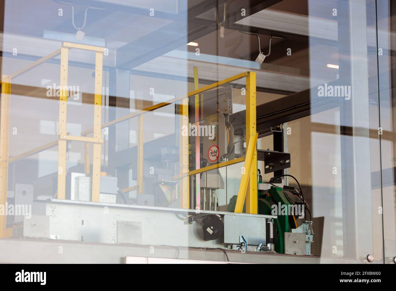 Mechanismen und Details des gläsernen Aufzugs am Flughafen. Blick durch das Glas. Stockfoto