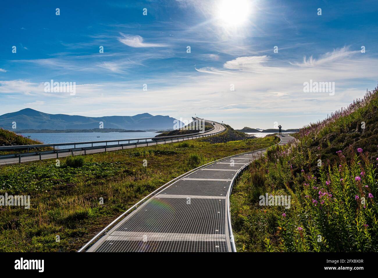 Norwegen, More Og Romsdal, Sonne scheint über einem Wanderweg entlang der Atlantic Ocean Road Stockfoto